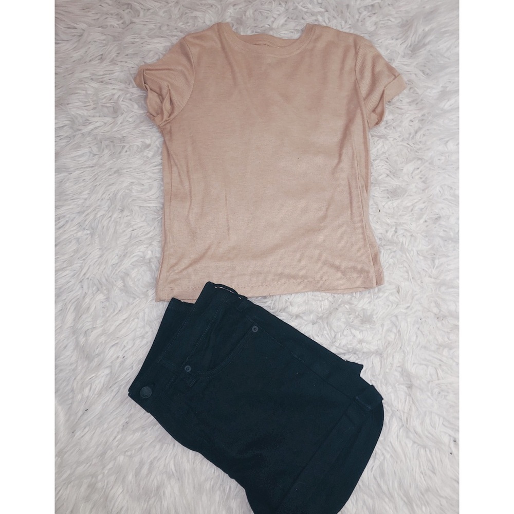 PacSun peach t-shirt and high waisted shorts